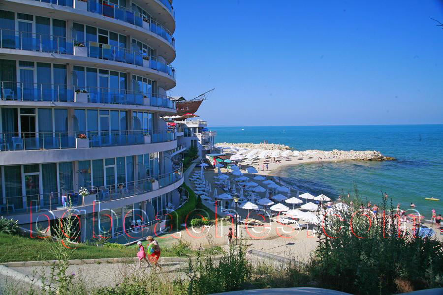 Хотел "Сириус Бийч" се намира на самата плажна ивица в курортен комплекс Св. Св. Константин и Елена. Това е единственият хотел на този плаж.