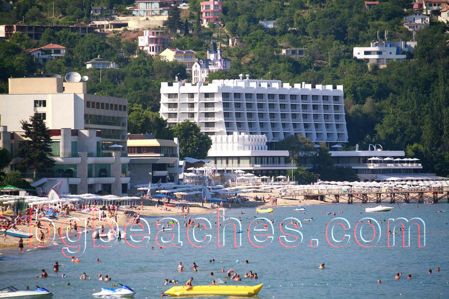 Поредните хотели разположени на плажа в Св.св. Константин и Елена.