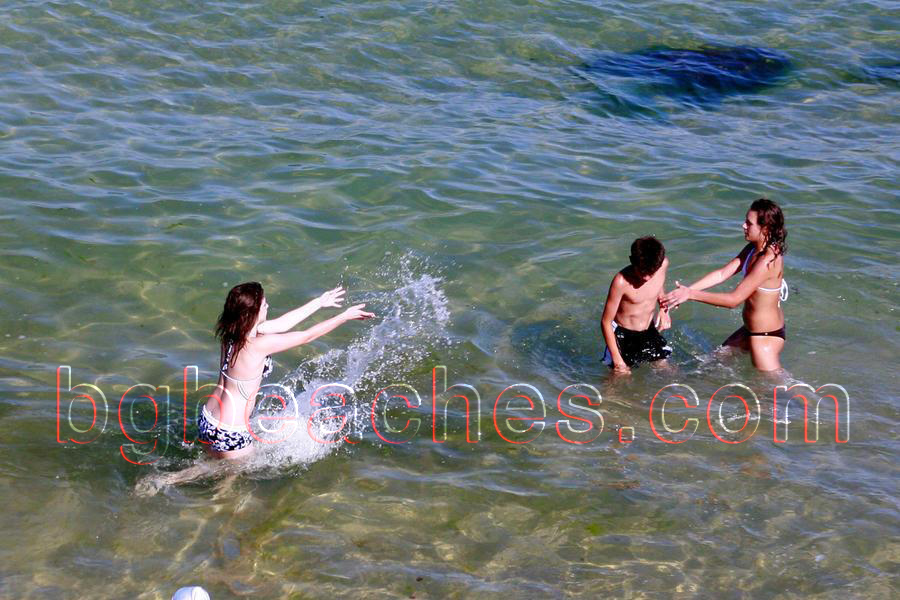 Истински късметлия в морето на Св.Св.Константин и Елена. Цели две момичета са го подгонили във водата.