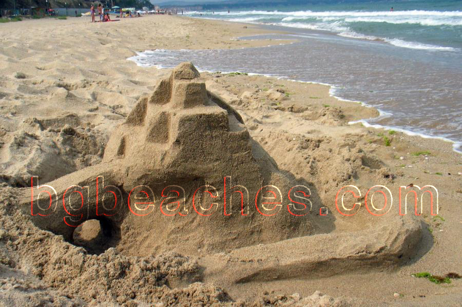 Недовършен пясъчен замък на плажа. Любимо занимание на всички деца.