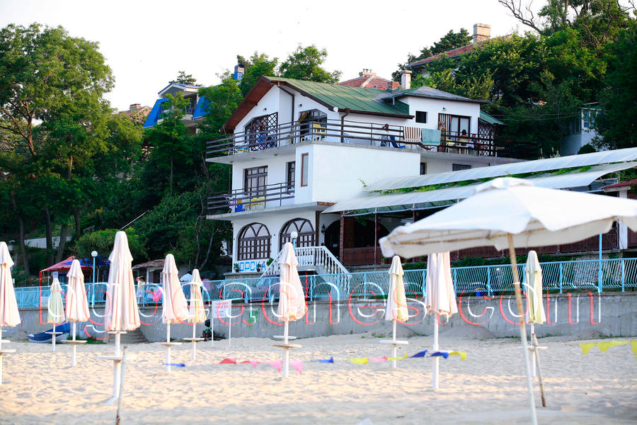 It is interesting to know that Obzor is an old resort and there are many old fashioned villas right on the seaside.