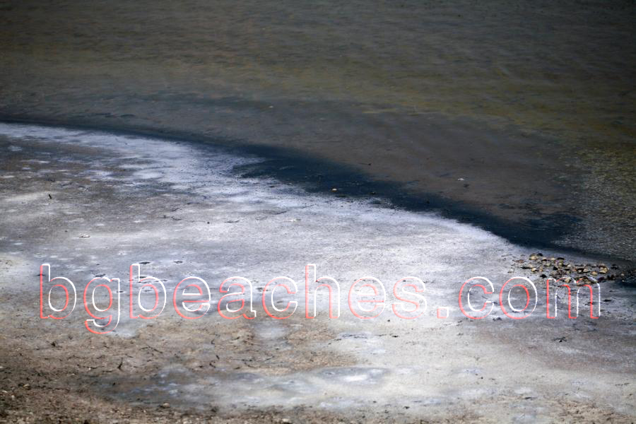 Тази снимка показва ясно как остава сол по брега.