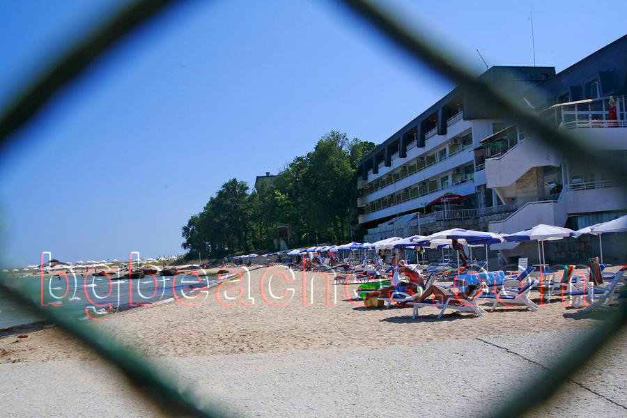 The access to Riviera is limited and usually you can see the beach only through the fence.